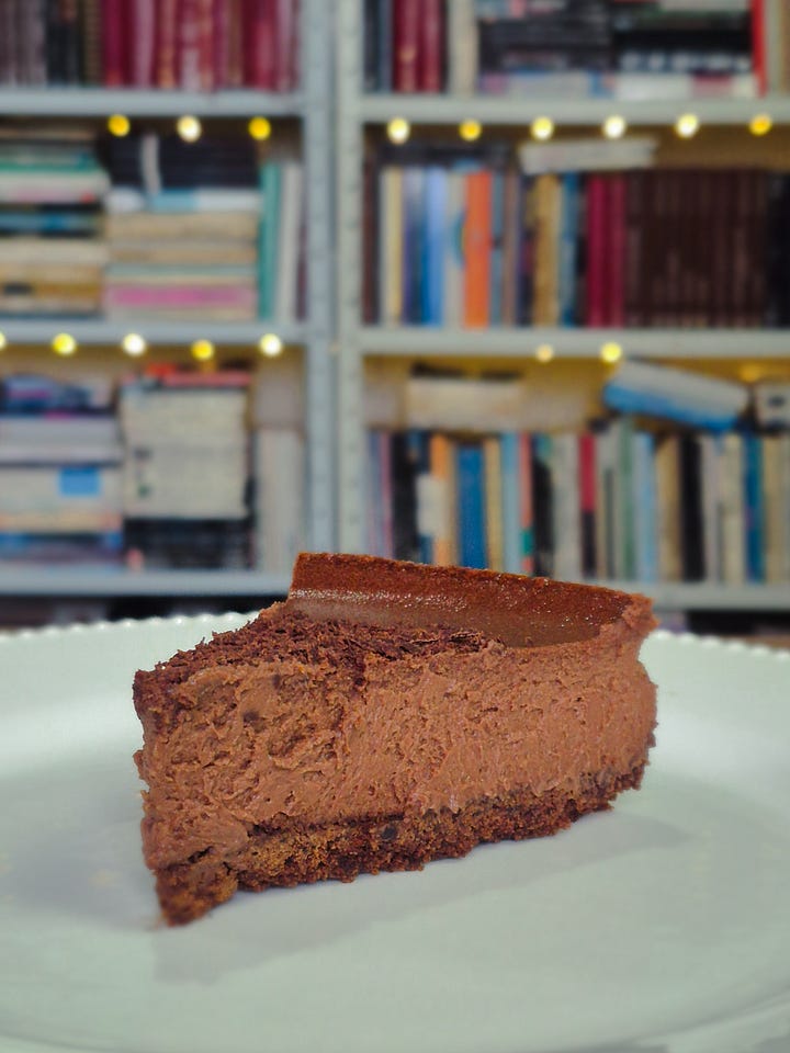 Sequência de fotos que mostram o preparo de um cheesecake de chocolate.