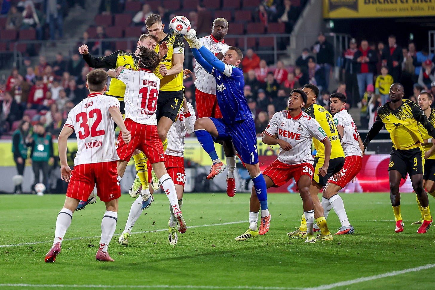 Samstagabend-Fluch, Rot, Abwehr-Wackler: FC geht gegen BVB leer aus | Express Samstagabend-Fluch, Rot, Abwehr-Wackler: FC geht gegen BVB leer aus | Express