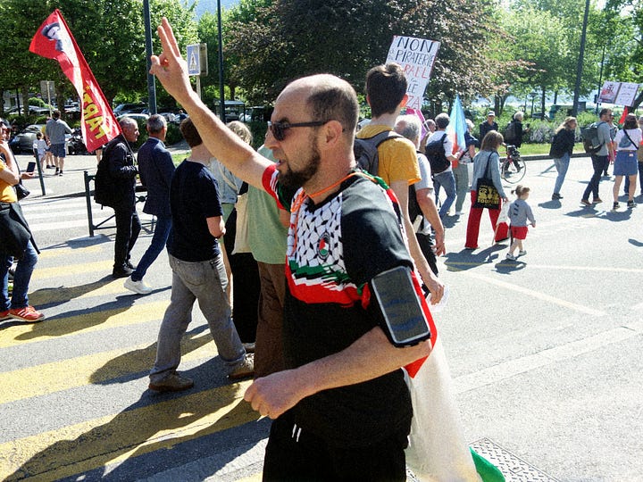 Manifestant à Annecy pour le 1er mai pour la Palestine et la CGT Haute-Savoie
