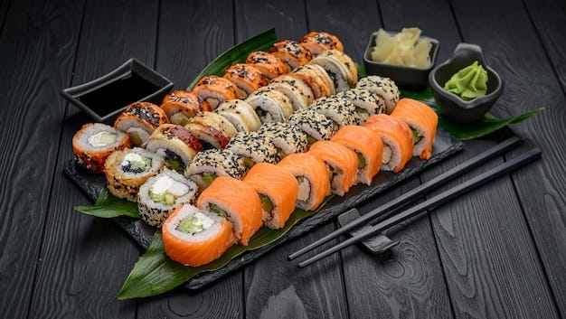 Sushi roll cuisine japonaise au restaurant | Photo Premium Sushi roll cuisine japonaise au restaurant | Photo Premium