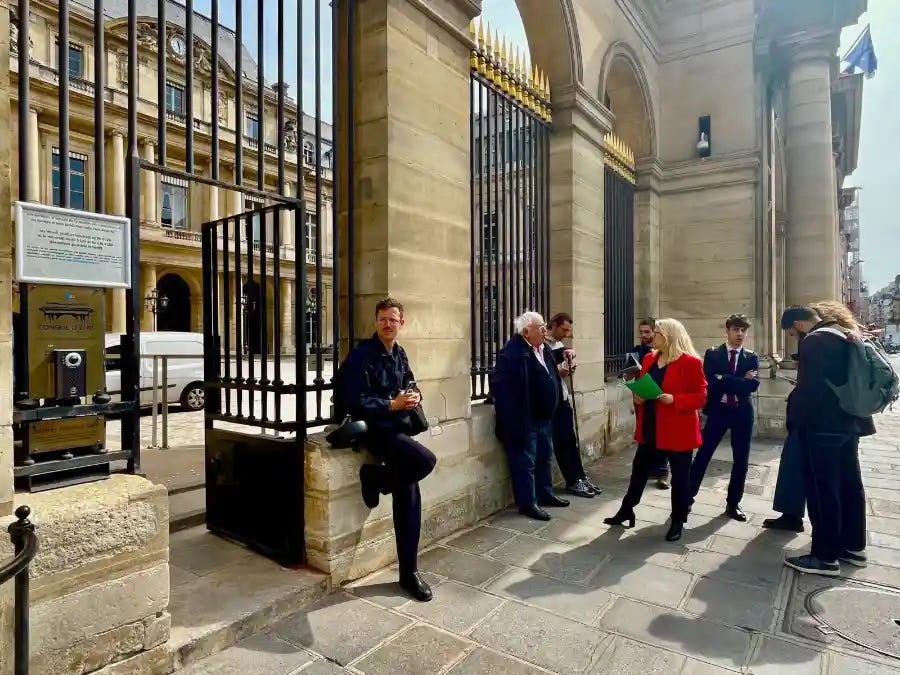 Photo of reporters outside the Conseil d’Etat.