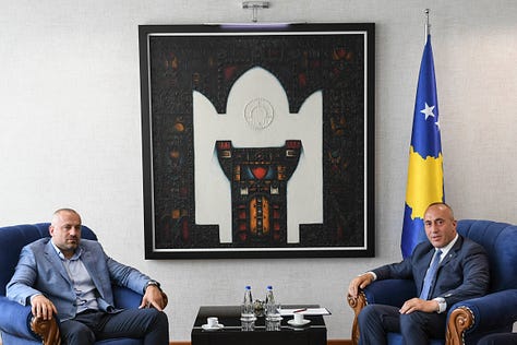 Fotografitë dokumentojnë tre takime publike me rëndësi politike: dekorimin e Richard Grenellit nga Aleksandër Vuçiq, pritjen e Milan Radoiçiqit nga Ramush Haradinaj dhe takimin e mëvonshëm të Haradinajt me Grenellin në Shtetet e Bashkuara.