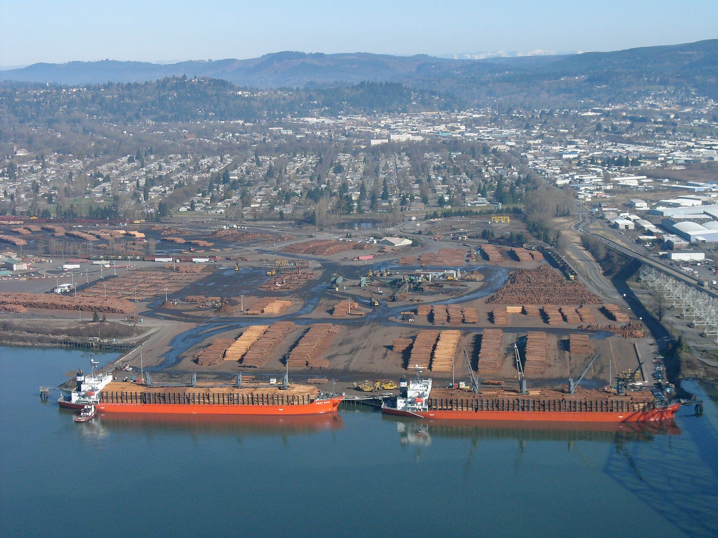 https://upload.wikimedia.org/wikipedia/commons/f/f3/Raw_log_export%2C_Longview%2C_Washington.jpg