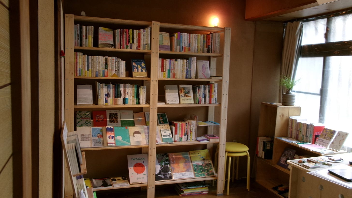 店内の画像。壁際に木製の本棚があり本が陳列されている。