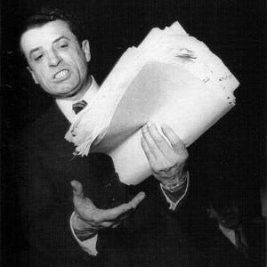 Viktor Kravchenko avec une pile de documents, procès de 1949 Viktor Kravchenko avec une pile de documents, procès de 1949
