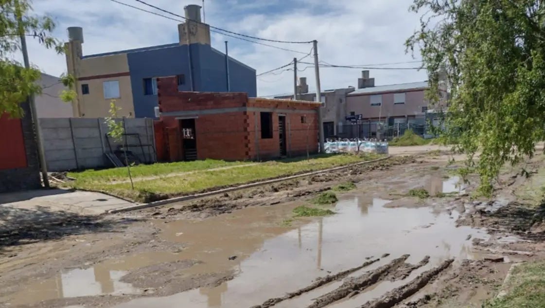 Vecinos de Villa Esperanza denuncian pérdidas de agua, un desborde cloacal y falta de respuestas de ABSA