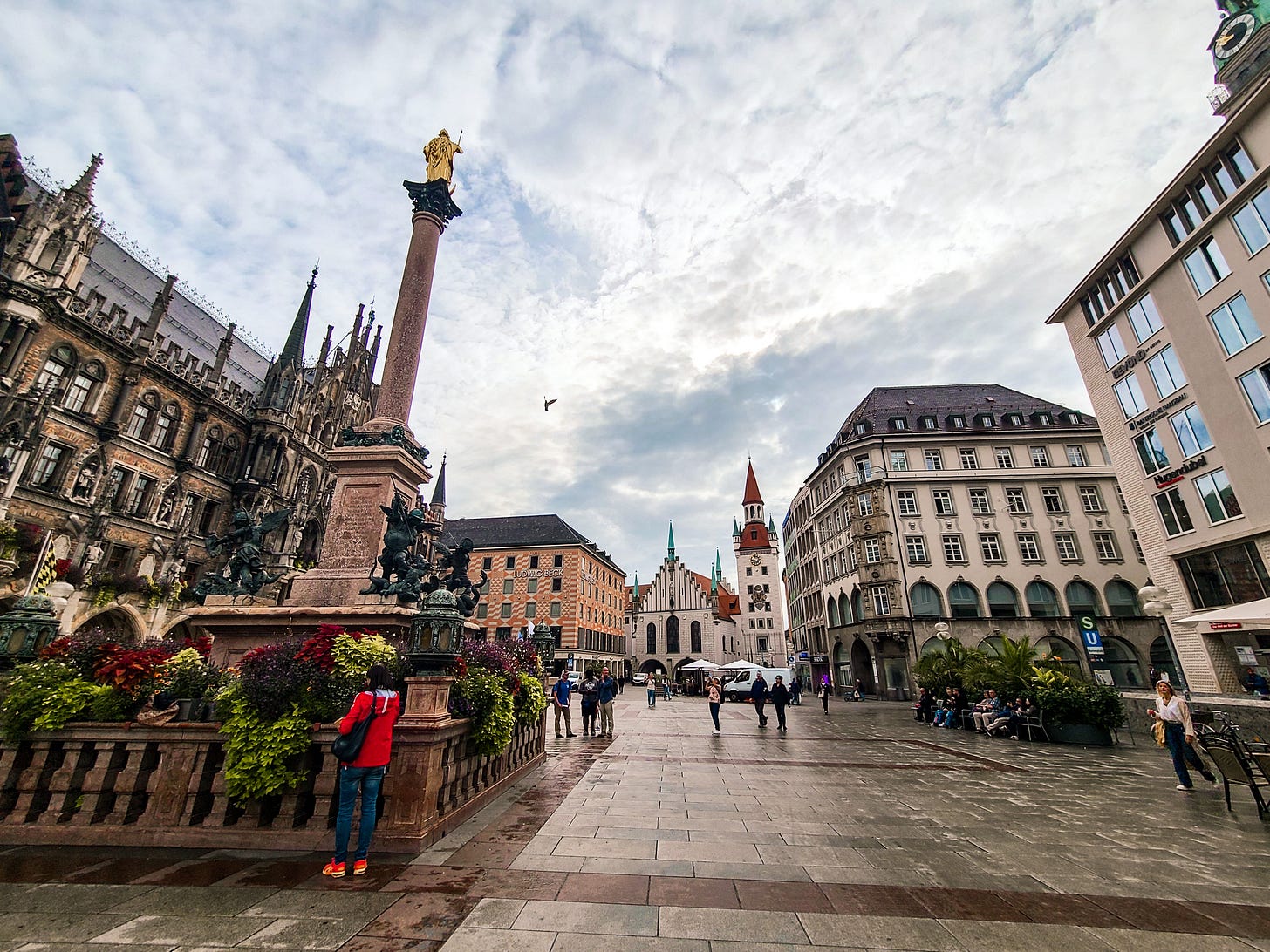 the rest of the Marianplatz