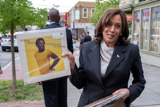 Vice-president Kamala Harris holds up an LP by Roy Ayers: Everybody loves the sunshine. Vice-president Kamala Harris holds up an LP by Roy Ayers: Everybody loves the sunshine.
