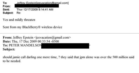 Departamento de Justicia de EE. UU. Captura de pantalla de un intercambio de correos electrónicos entre Lord Peter Mandelson y Jeffrey Epstein. Un correo electrónico de Jeffrey Epstein, fechado el 17 de diciembre de 2009, dice: "¿Debería Jamie llamar a Darling una vez más? Dijeron que solo JPM superaba los 500 millones que se decía que se necesitaban". Una respuesta dice: "Sí, y con una leve amenaza".