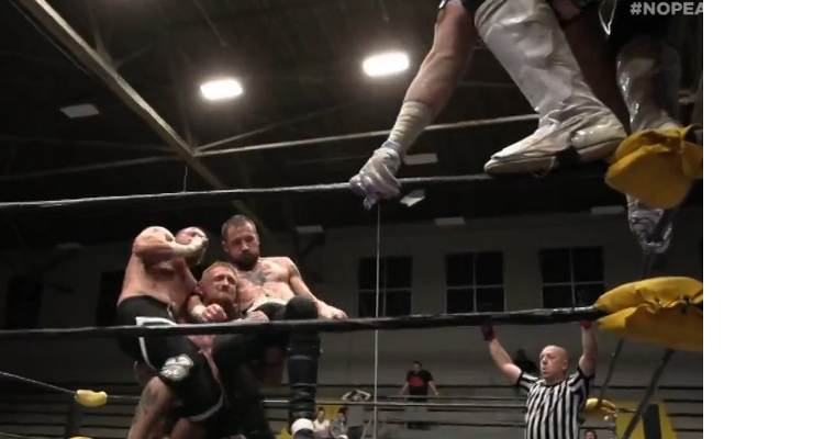 [Screenshot: Mercer holds Veidt and Lucky up for Sonico's attack]