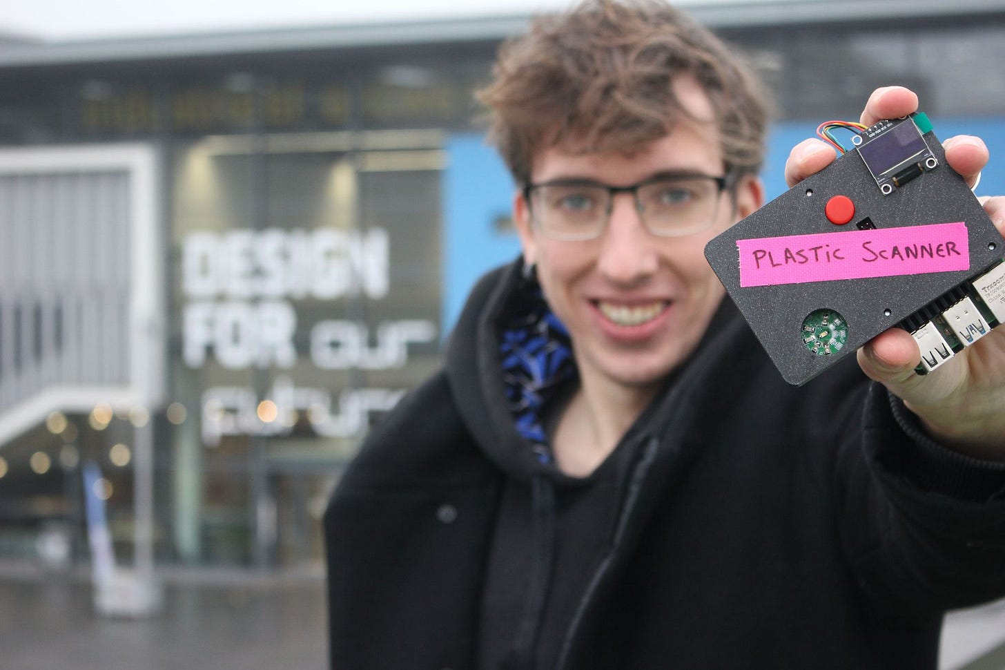 Uppfinnaren Jerry de Vos med en prototyp av handskannern som ska göra det enklare att sortera plastförpackningar pÄ rÀtt sÀtt. Uppfinnaren Jerry de Vos med en prototyp av handskannern som ska göra det enklare att sortera plastförpackningar pÄ rÀtt sÀtt.