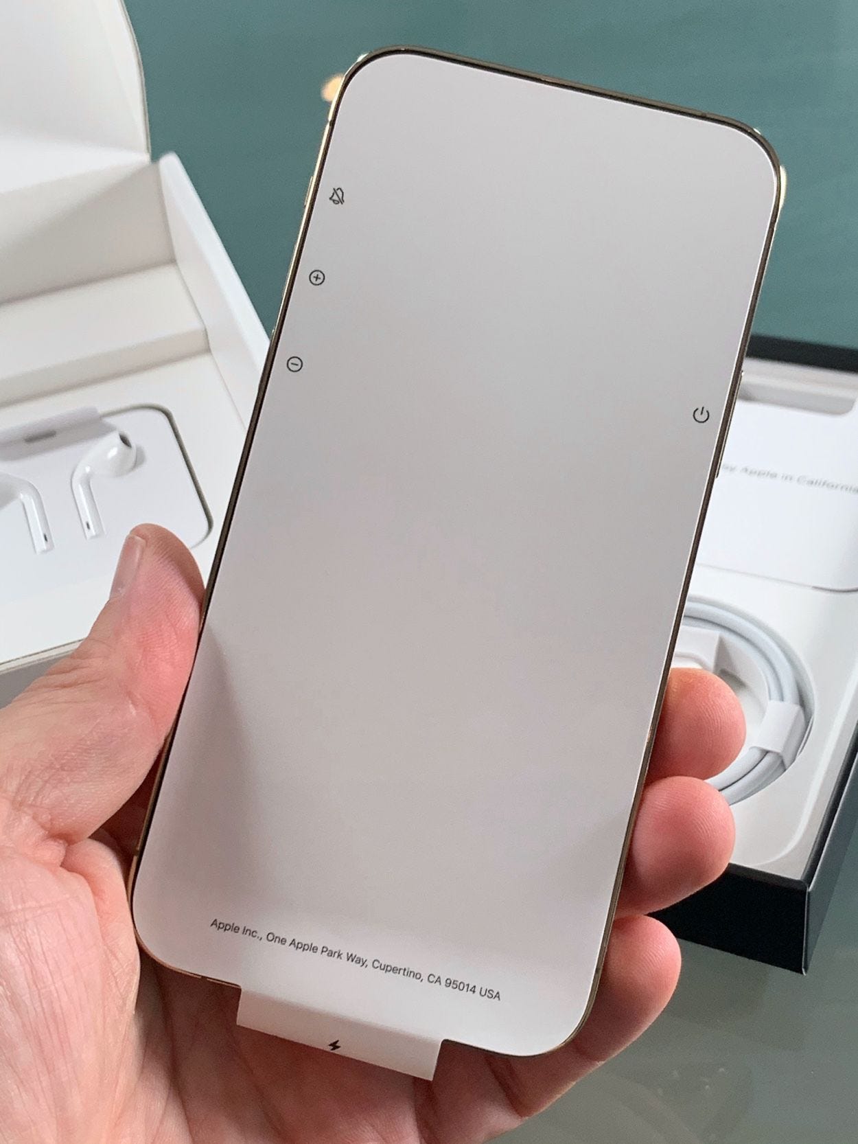 iPhone 12 Pro : un déballage qui sent bon les années 2010 | iGeneration