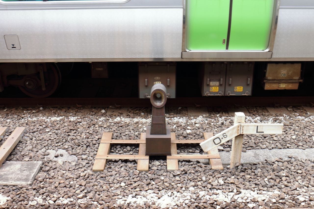 Today the Yamanote’s 0-kilometer point is at Tokyo Station, between platforms 4 and 5, where the marker has stood since the station celebrated its fifty-fifth birthday in 1969. (© Pixta) 