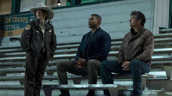 Hal Jordan and John Stewart investigating a crime scene in Lanterns