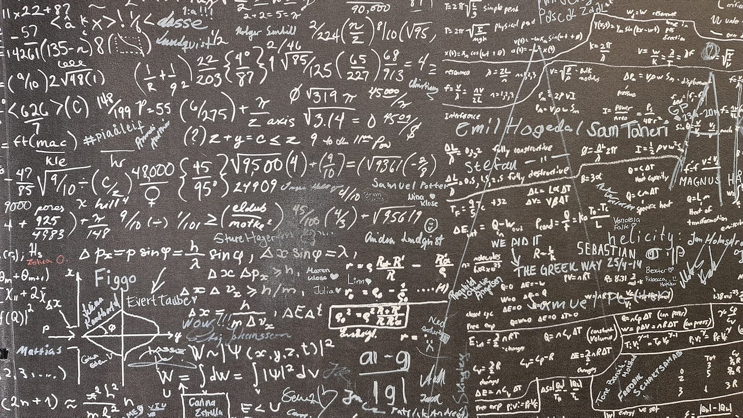Lavagna riempita di calcoli e formule matematiche.