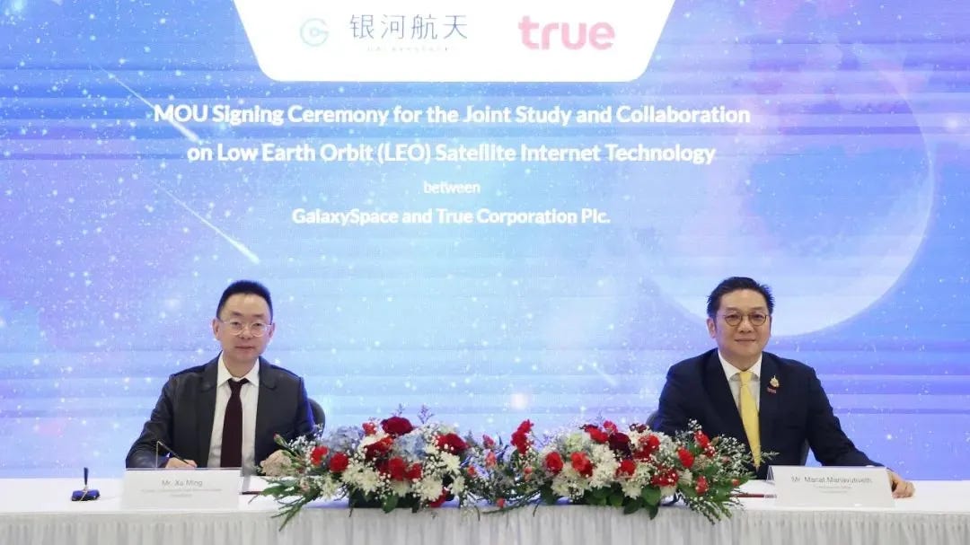 Galaxy Space’s Xu Ming (left) and True Corporation’s Manat Manavutiveth (right) at the signing of a memorandum between the two companies. Galaxy Space’s Xu Ming (left) and True Corporation’s Manat Manavutiveth (right) at the signing of a memorandum between the two companies.