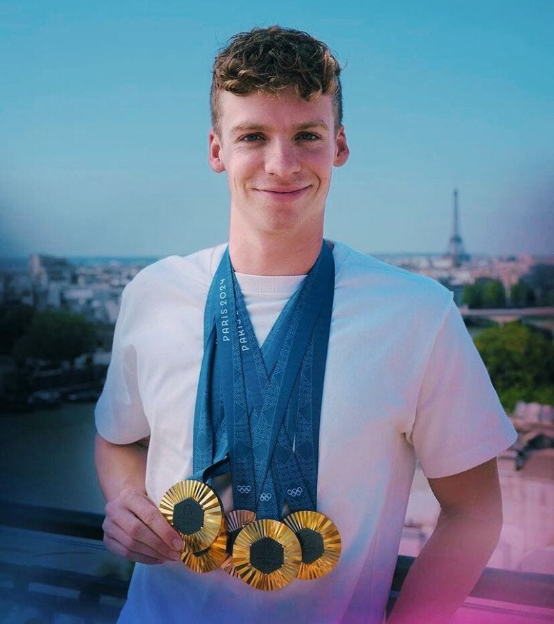 Léon Marchand, champion olympique de natation, souriant avec ses médailles, symbole de performance et de calme grâce à la cohérence cardiaque.