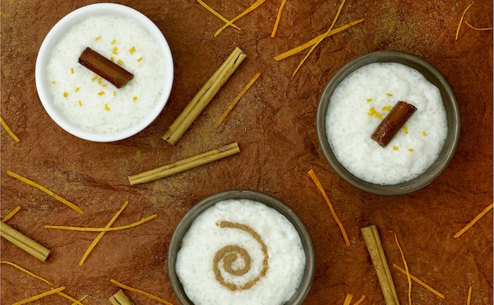 Postre cremoso de tapioca, coco y naranja