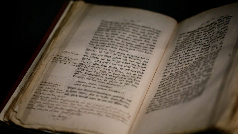 Ein aufgeschlagenes Buch mit handschriftlichen Notizen am Rand.