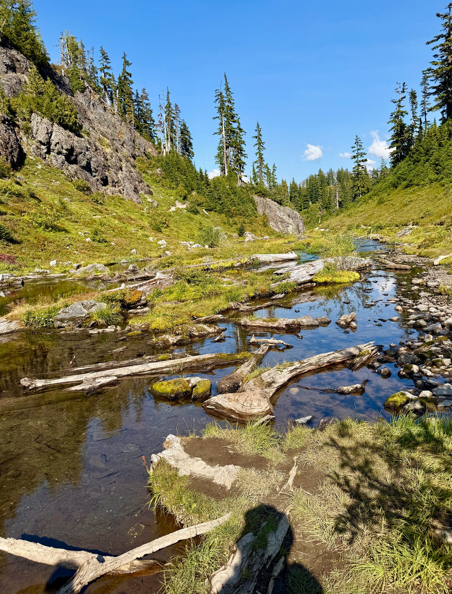 Stream that links the two lakes. Photo by JPC.