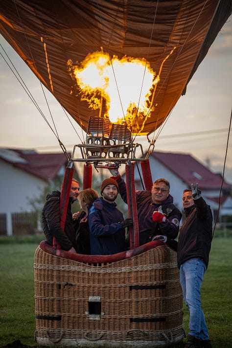 La Parada Baloanelor cu Aer Cald desfășurată în weekend la Brașov au venit echipaje și cluburi din Cluj, Câmpul Cetății (Mureș) și Botoșani. Dar, dincolo de nume și locuri, ceea ce s-a văzut pe teren a fost o comunitate.
