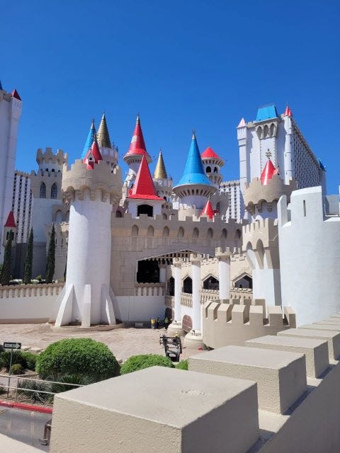 O hotel Excalibur lembra um castelo, com torres e ameias. As muralhas parecem de verdade e as torres têm topos pontudos, alguns azuis e outros vermelhos.