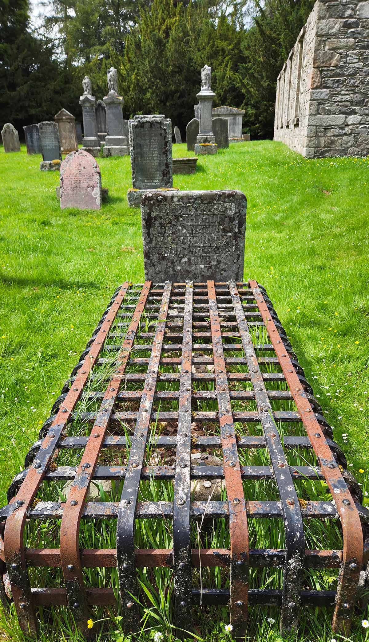 The grave of Seath Mor, covered in an iron cage. 