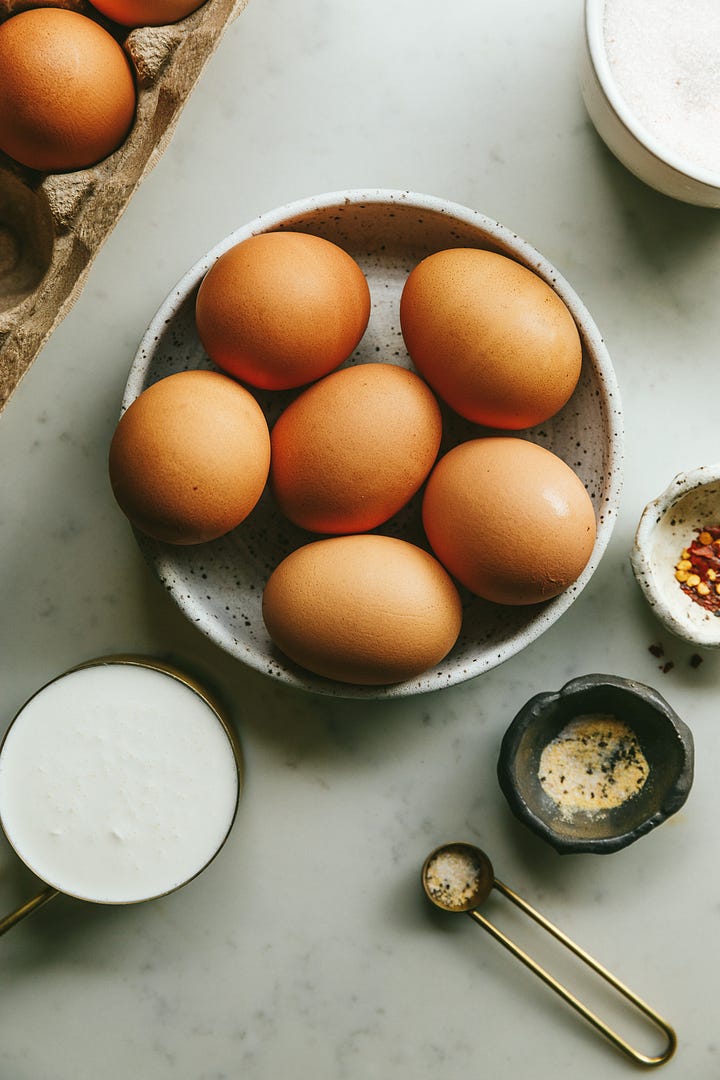 Ingredients for cream fried eggs and cream-fried eggs in a pan.