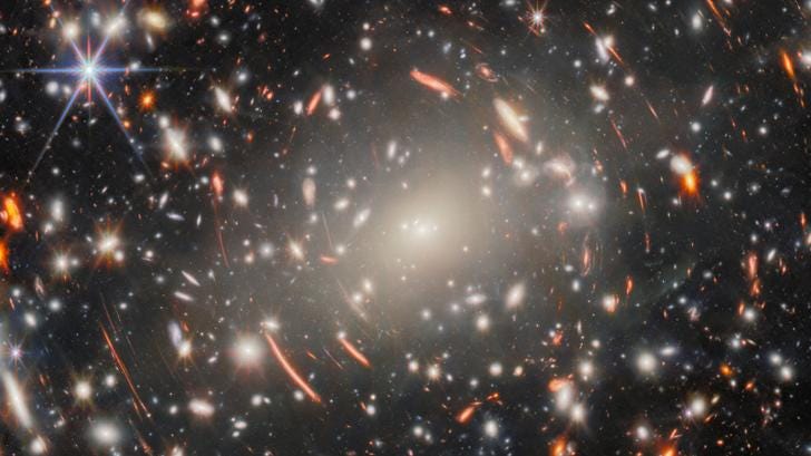 Cette image, publiée par l’Agence spatiale européenne (ESA) le 27 mai 2025, montre une image du groupe de galaxies Abell S1063 situé à environ 4,5 milliards d’années-lumière de la Terre.