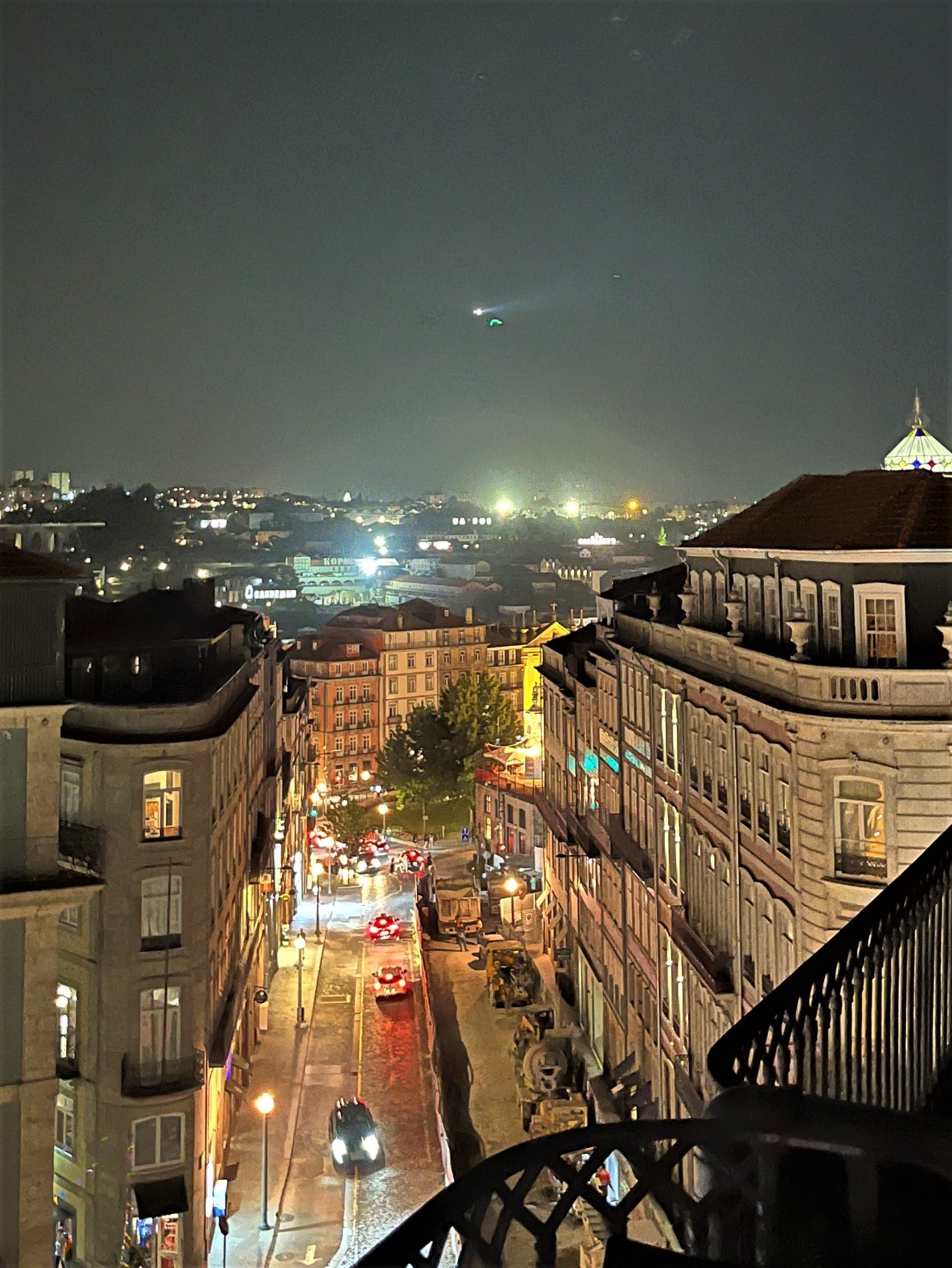 A city at night with cars and buildings

Description automatically generated