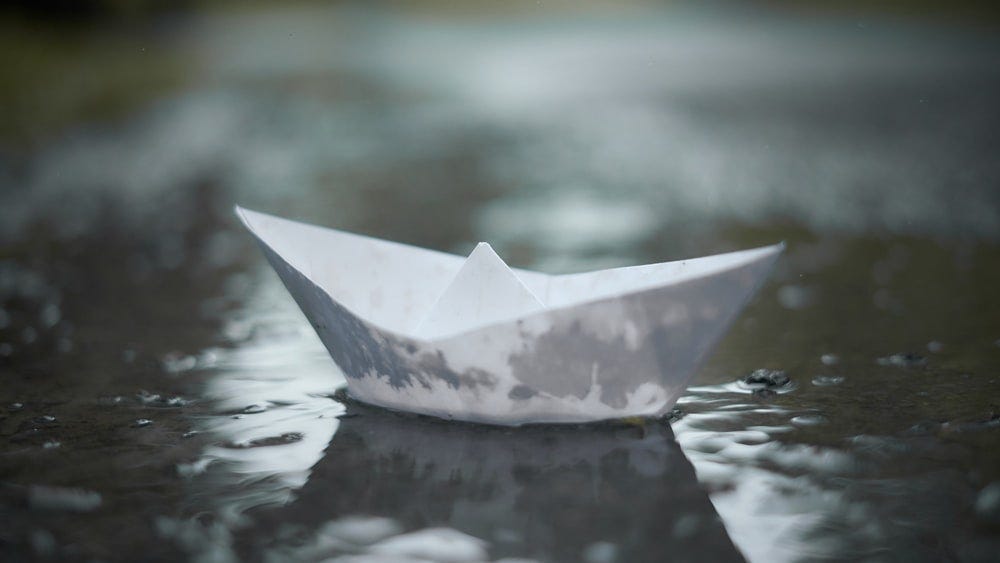shallow focus photography of white paper boat on body of water photo – Free Grey Image on Unsplash shallow focus photography of white paper boat on body of water photo – Free Grey Image on Unsplash