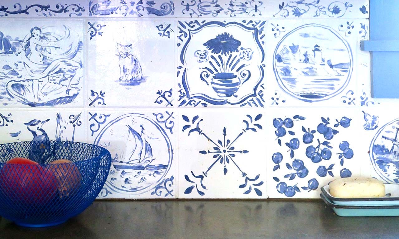 A blue and white tile wall with a blue basket

Description automatically generated