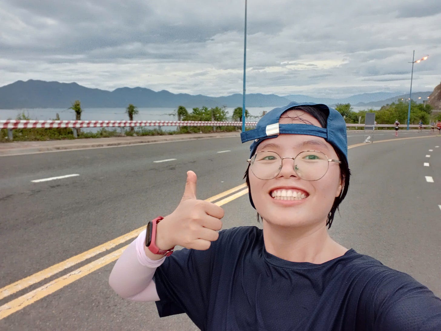 Lúc này chân đau thật rồi, nhưng vì cảnh quá đẹp, mình đã tự chụp mấy tấm làm kỉ niệm. Đường đèo Lương Sơn khó chạy nhưng đẹp lắm mọi người ơi