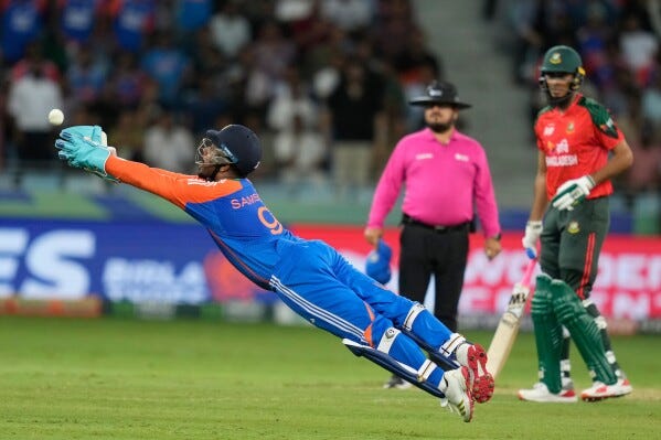 India's Sanju Samson drops the catch to dismiss Bangladesh's Saif Hassan during the Asia Cup cricket match between India and Bangladesh at Dubai International Cricket Stadium in Dubai, United Arab Emirates, Wednesday, Sept. 24, 2025. (AP Photo/Altaf Qadri )