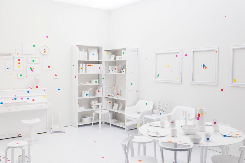 〈Obliteration Room〉貼點現場|來源:Helsinki Art Museum / The Broad via Wikimedia Commons(CC BY-SA 4.0) 〈Obliteration Room〉貼點現場|來源:Helsinki Art Museum / The Broad via Wikimedia Commons(CC BY-SA 4.0)