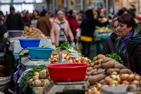 Această galerie se oprește asupra oamenilor din piață: vânzători, legumicultori, femei și bărbați pentru care taraba nu este doar loc de lucru, ci rezultatul unei munci duse luni întregi. Ridurile, privirile, gesturile și răbdarea lor spun o poveste despre efort, continuitate și legătura directă dintre pământ și oraș.