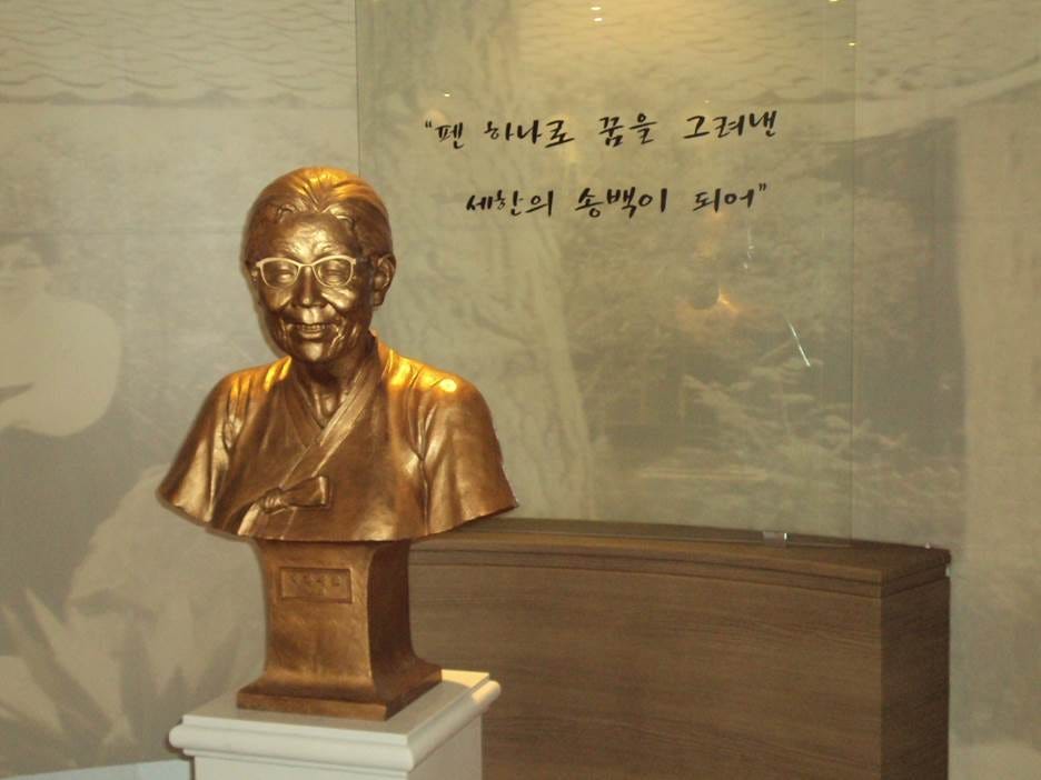 A bust of a person

AI-generated content may be incorrect.