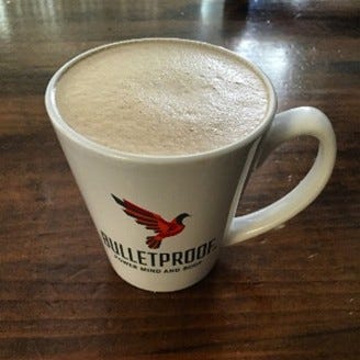 xícara com bulletproof coffee