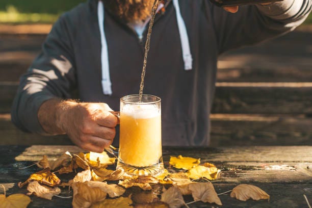 640+ Bar Vaso De Cerveza En Una Mesa En El Patio Al Aire Libre Bar  Fotografías de stock, fotos e imágenes libres de derechos - iStock