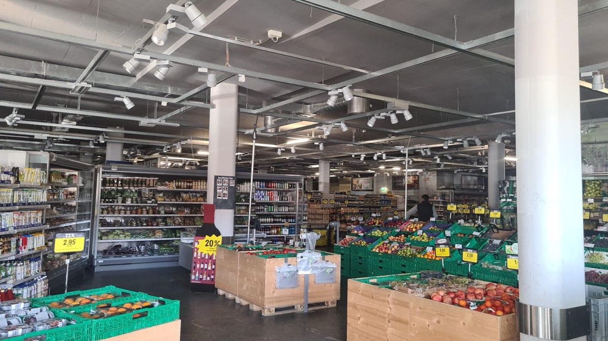 Der Coop in Würenlos präsentierte sich am Mittwochnachmittag im Halbdunkeln.