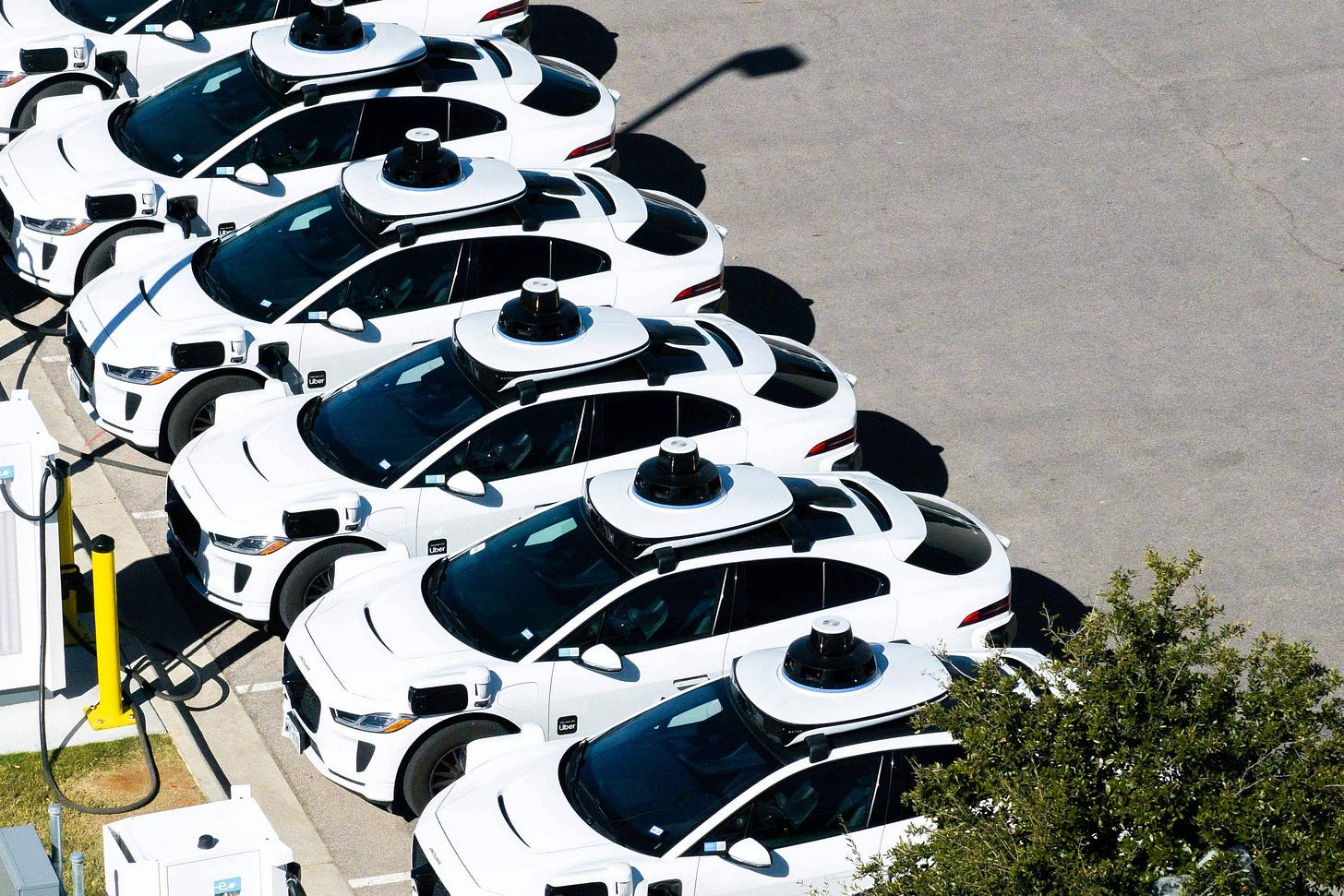 Robotáxi: Waymo capta US$ 16 bilhões para expansão - 03/02/2026 - Economia  - Folha