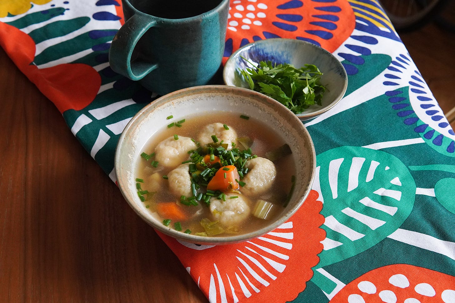 les kubbeh dans la soupe servis avec de la ciboulette