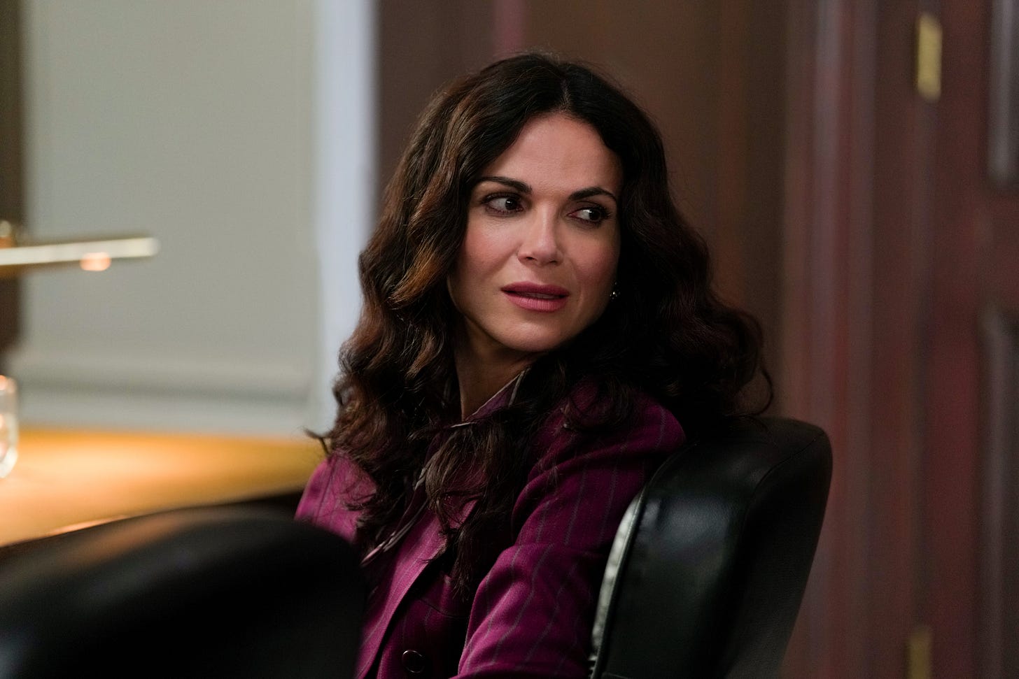 Ep# 202 -- Lana Parrilla as Jocelyn "Bruiser" Stone in THE RAINMAKER "Cards Up" Bruiser in the courtroom