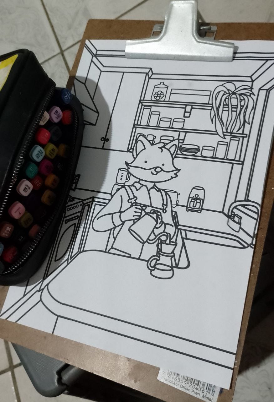 Imagem impressa de um desenho para colorir. Na imagem há uma raposa antropomórfica e cartunesca filtrando café em uma cozinha com fogão, pia, armários com utensílios e uma grande bancada; Ao lado do desenho há um estojo aberto com canetas de corpo preto e tampas coloridas. Imagem impressa de um desenho para colorir. Na imagem há uma raposa antropomórfica e cartunesca filtrando café em uma cozinha com fogão, pia, armários com utensílios e uma grande bancada; Ao lado do desenho há um estojo aberto com canetas de corpo preto e tampas coloridas.