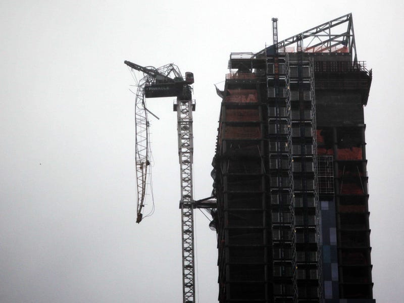 Broken Crane Is Dangling From a Midtown Skyscraper - Business Insider