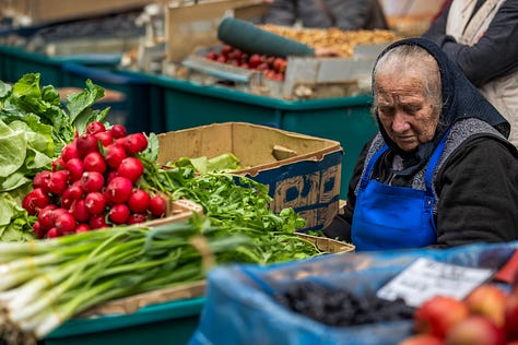 Această galerie se oprește asupra oamenilor din piață: vânzători, legumicultori, femei și bărbați pentru care taraba nu este doar loc de lucru, ci rezultatul unei munci duse luni întregi. Ridurile, privirile, gesturile și răbdarea lor spun o poveste despre efort, continuitate și legătura directă dintre pământ și oraș.