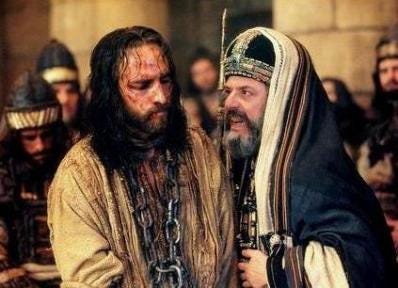 Icon Productions - The Passion of the Christ - Jesus and the Jewish high priest Caiaphas - from http://tribunadoceara.uol.com.br/nas-prateleiras/sessao-nostalgia/ha-10-anos-paixao-de-cristo-2004/