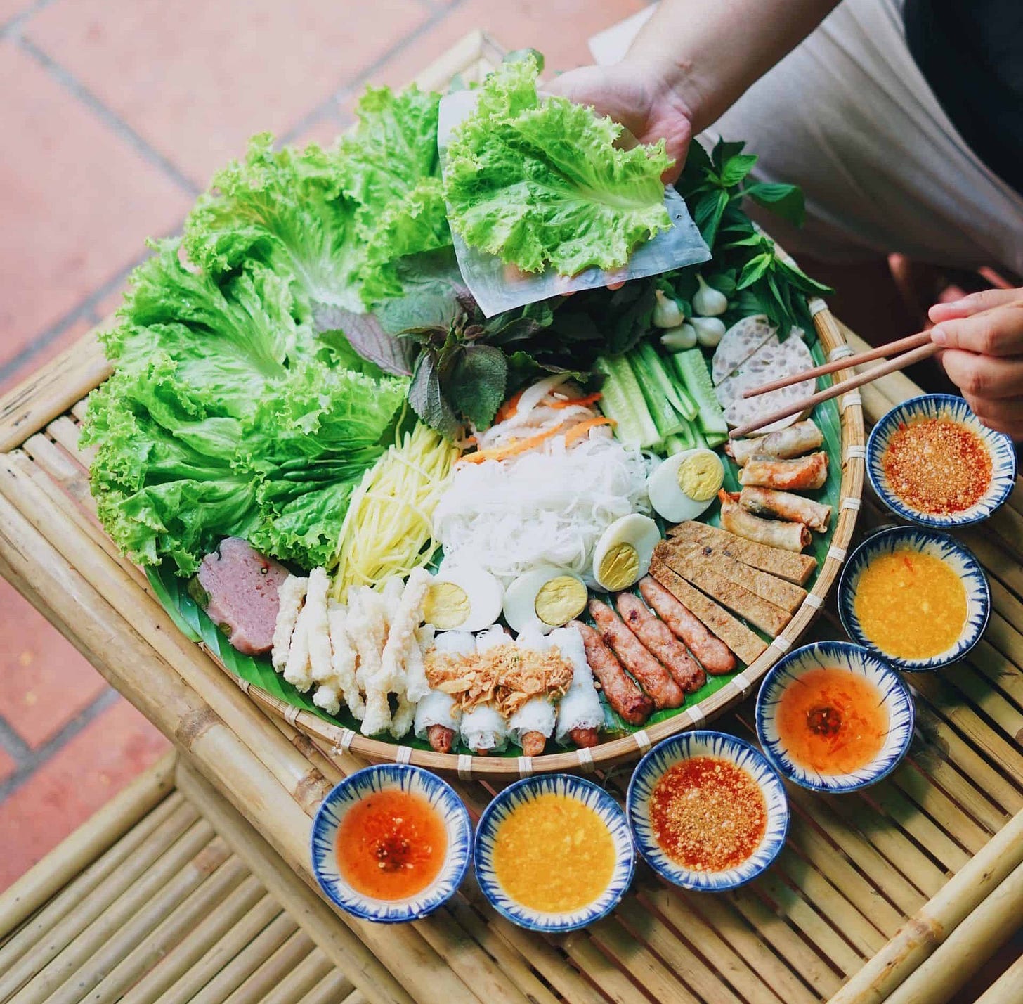 https://www.grab.com/vn/food-blog/talk-of-the-town/tphcm-cuon-mai-miet-mam-nem-nuong-sieu-khong-lo/