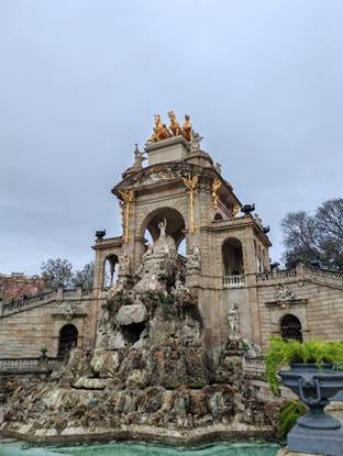 Una estructura de piedra con una fuente y estatuas. El contenido generado por IA puede ser incorrecto.