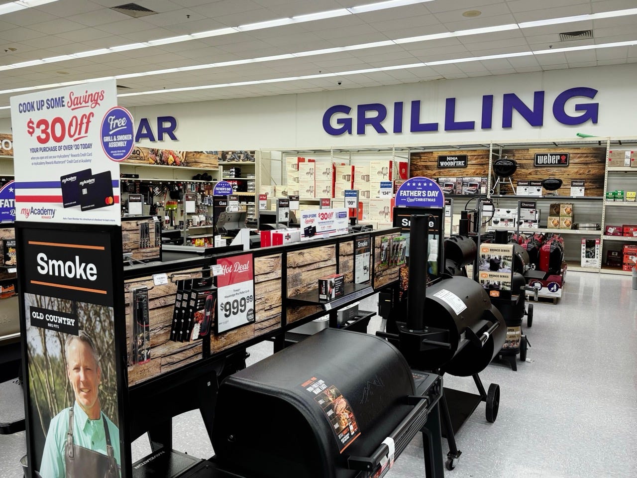 Un rayon entier dédié au barbecue dans une grande enseigne de sport aux États-Unis. Un rayon entier dédié au barbecue dans une grande enseigne de sport aux États-Unis.